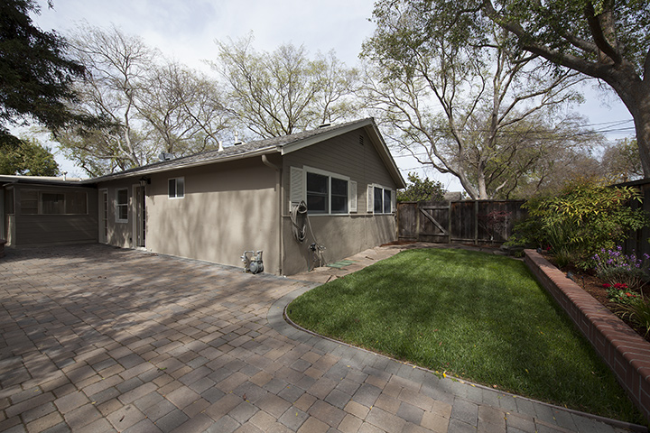 Patio picture - 919 Clara Dr, Palo Alto 94303