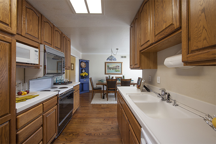 140 Daley Ct - Kitchen