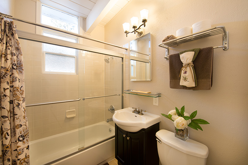 Bathroom 1 picture - 3661 Ramona Cir, Palo Alto 94306