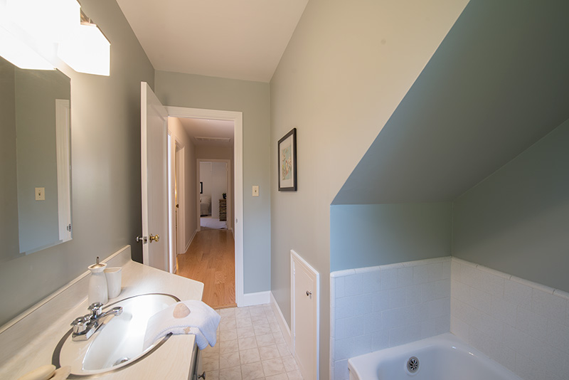 Bathroom 2 (B) picture - 3320 Bryant St, Palo Alto 94306