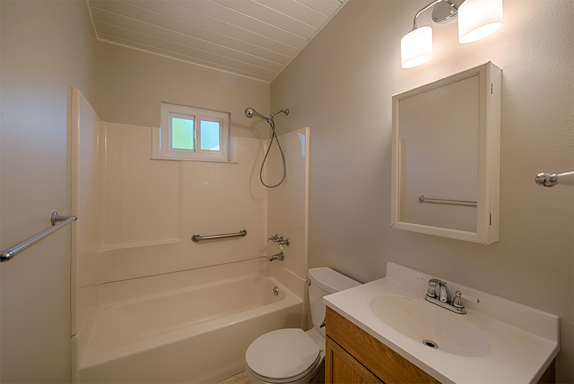 Bathroom (A) picture - 1304 Hill Ave, Menlo Park 94025