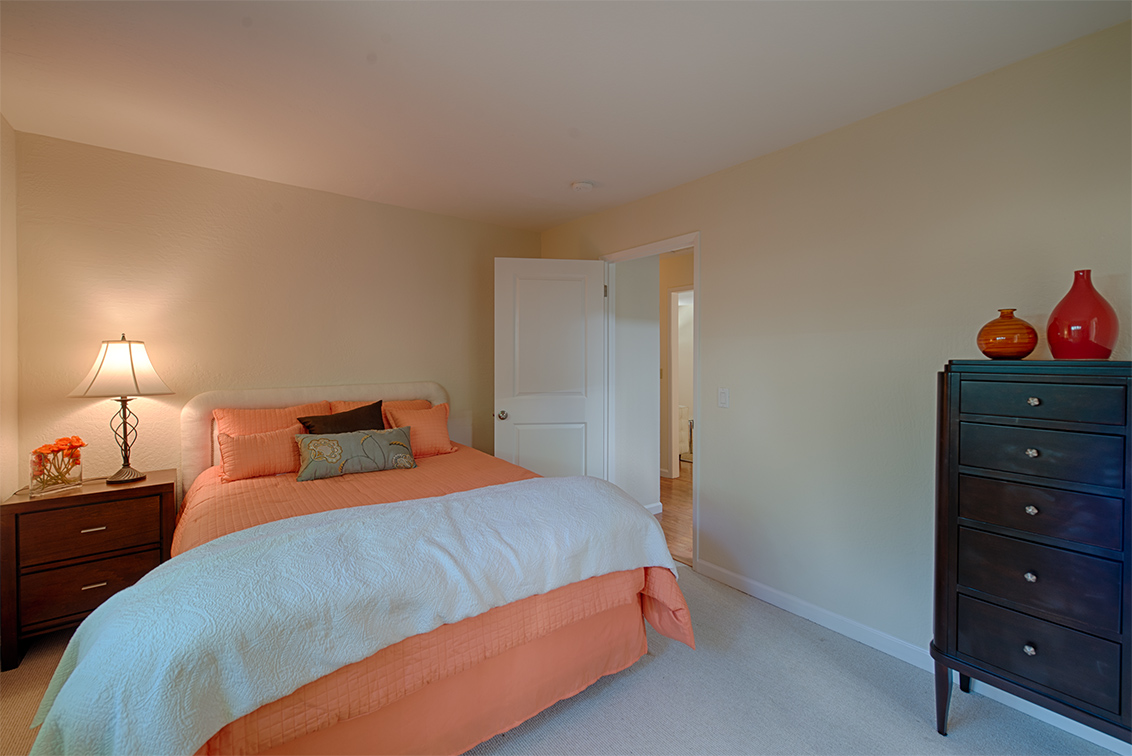 Master Bedroom (B) picture - 4237 Suzanne Dr, Palo Alto 94306
