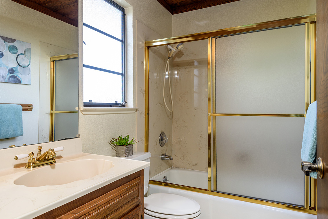 Bathroom (A) picture - 1126 Brewster Ave, Redwood City 94062