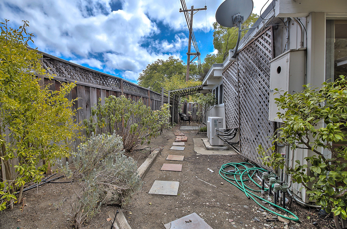 Sideyard (A) picture - 3753 Starr King Cir, Palo Alto 94306