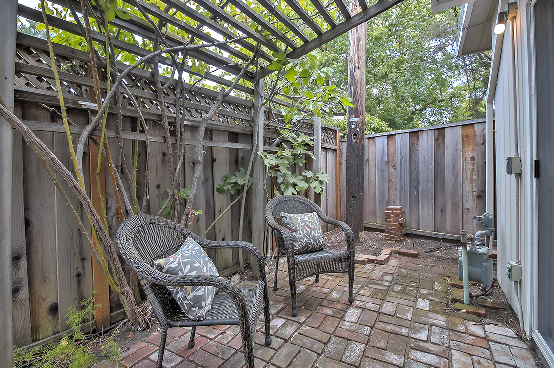 Sideyard (C) picture - 3753 Starr King Cir, Palo Alto 94306