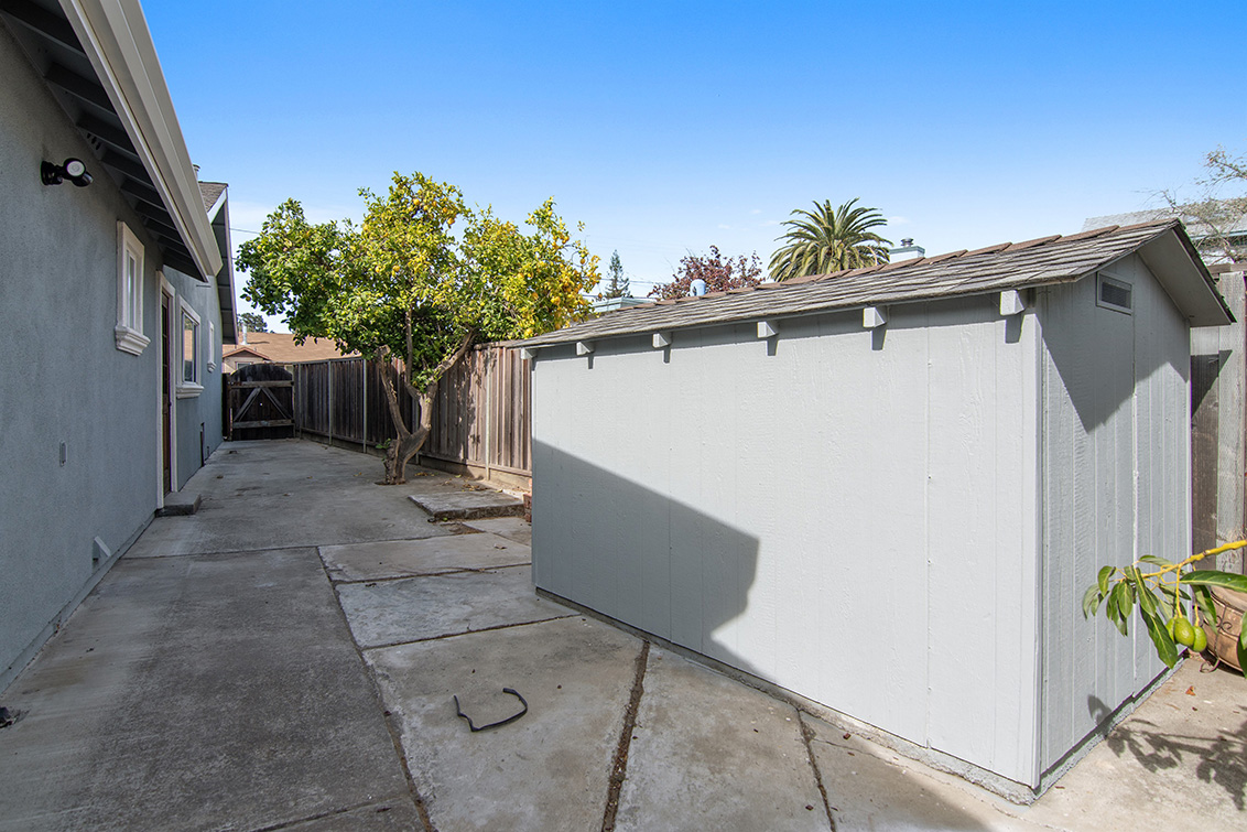 Side Yard (A) picture - 1442 Hampton Dr, Sunnyvale 94087
