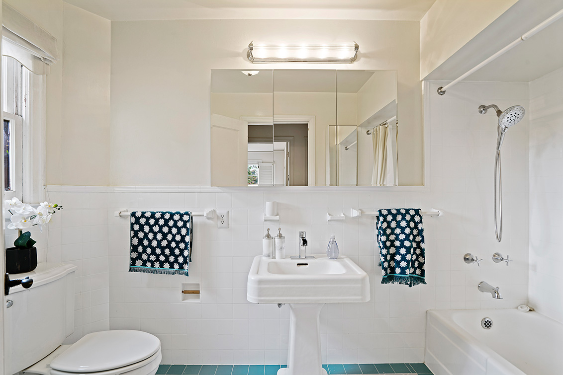 Bathroom 1 (B) picture - 30 Hilltop Dr, San Carlos 94070