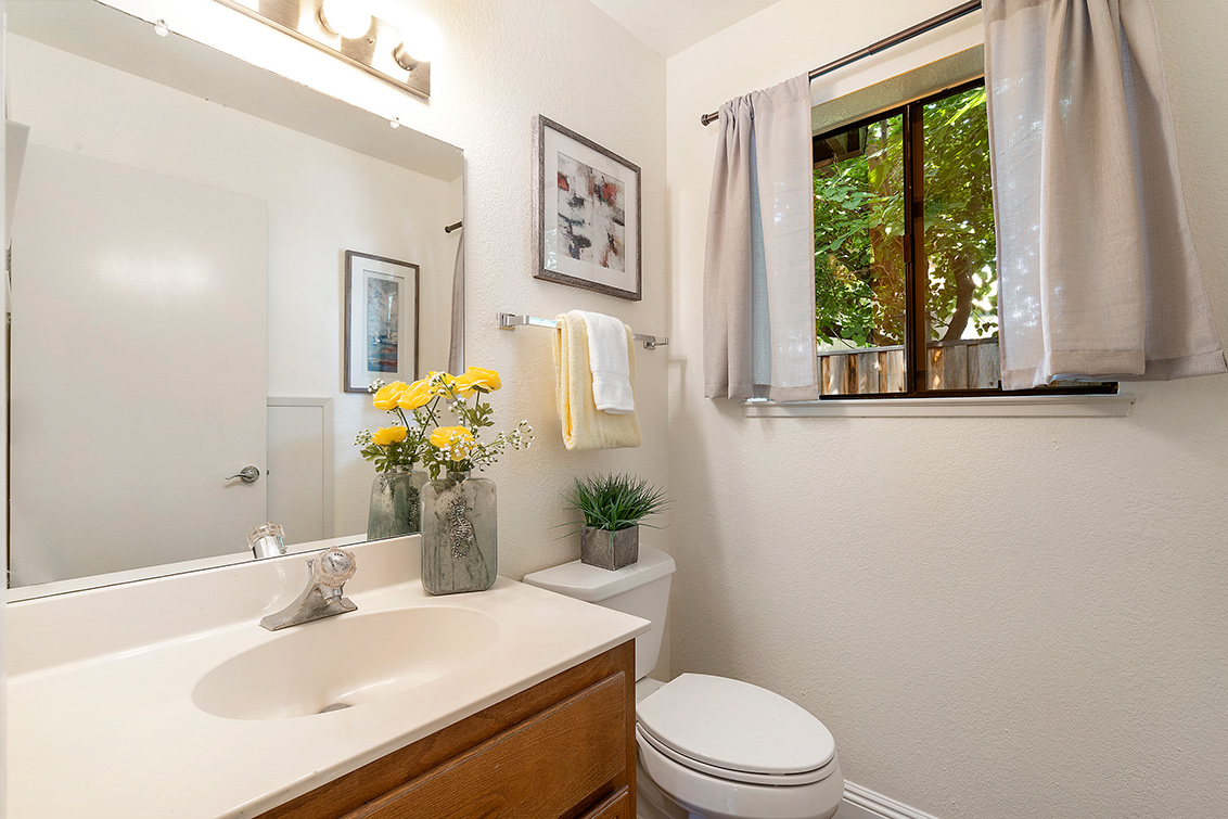 Half Bath Picture - 2572 Village Dr, Union City 94587 Half Bath picture - 2572 Village Dr, Union City 94587