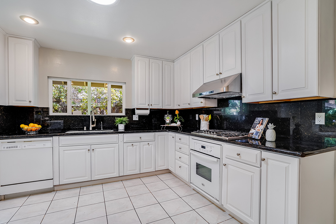 Kitchen (B) picture - 144 Walter Hays Dr, Palo Alto 94303