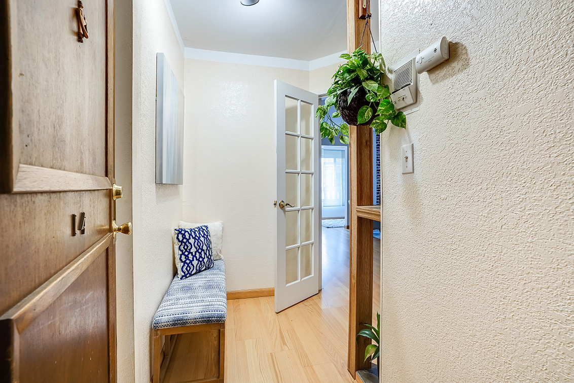 Entrance Hall Living Room  picture - 1122 Whipple Ave 14, Redwood City 94062